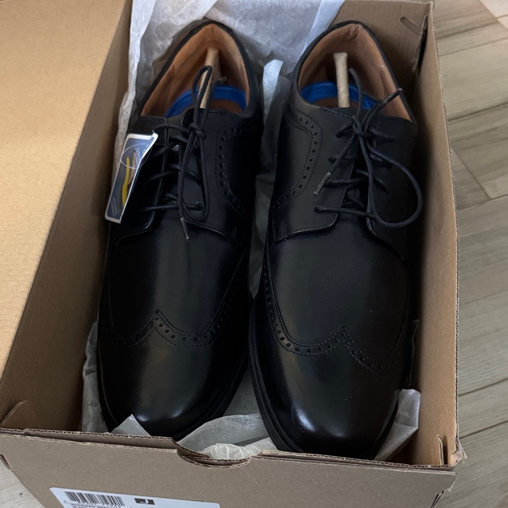 New in box  Clark’s men’s dress shoes Whiddon
 Wing